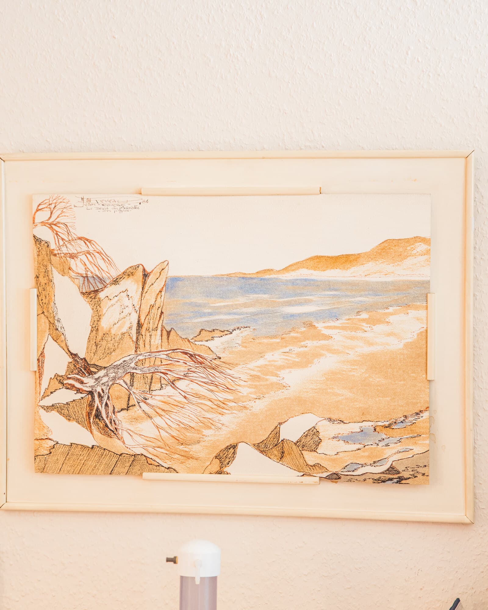 Gerahmtes Aquarell an einer hellen Wand