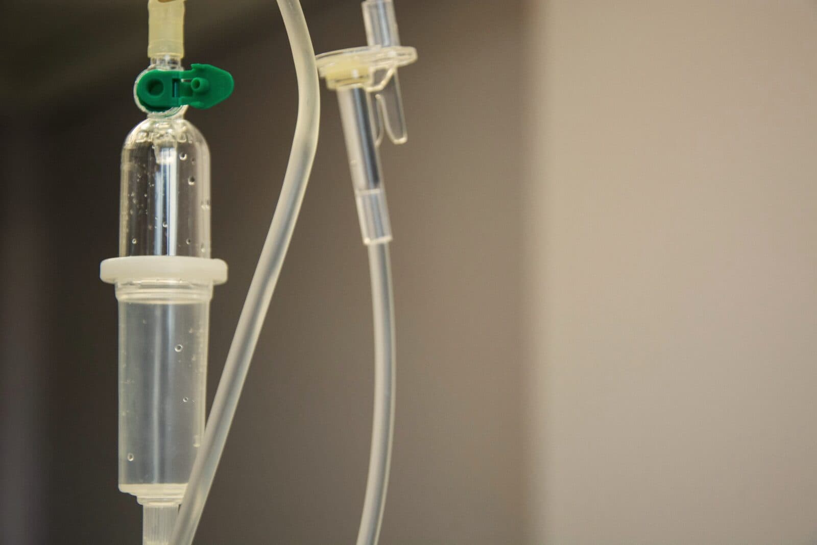 Tropfkammer einer Infusion vor hellem Hintergrund