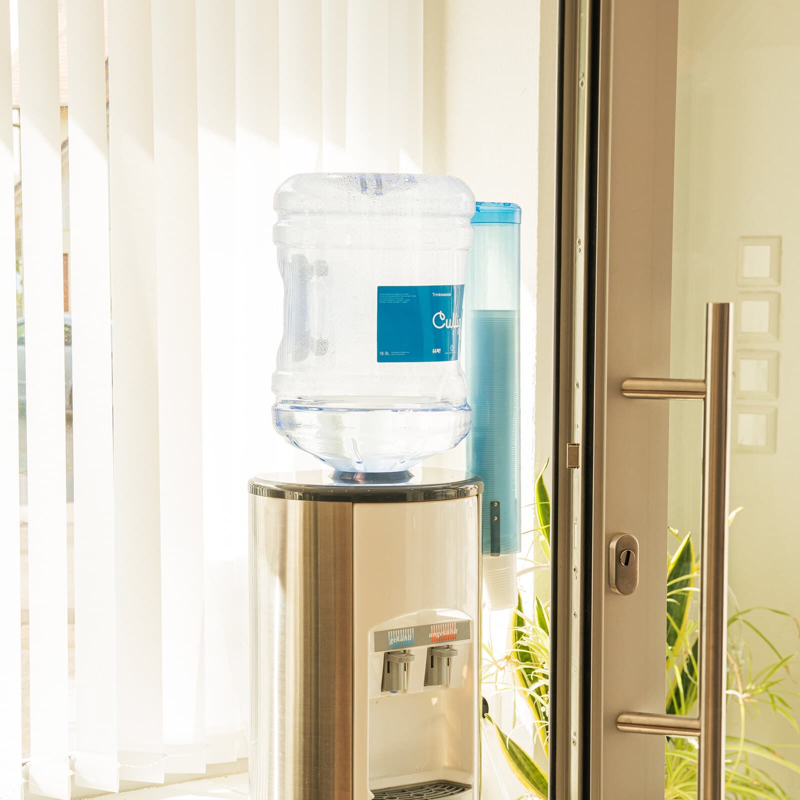 Wasserspender neben dem Fenster im Wartebereich