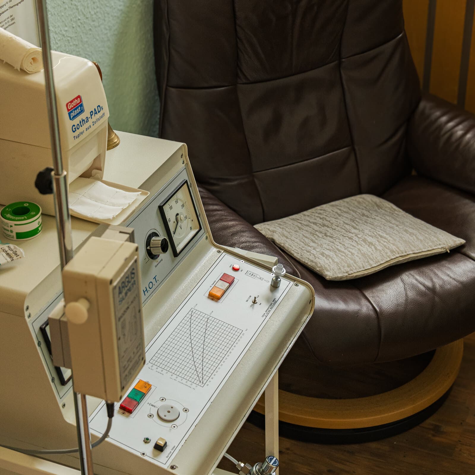 Therapiegerät neben dem Behandlungssessel